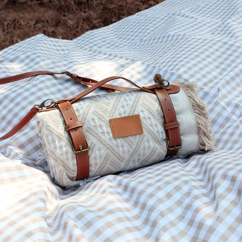 Picknickkleed met blauwe franjes