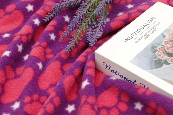 Polar Fleece stof met hondenpotenprint